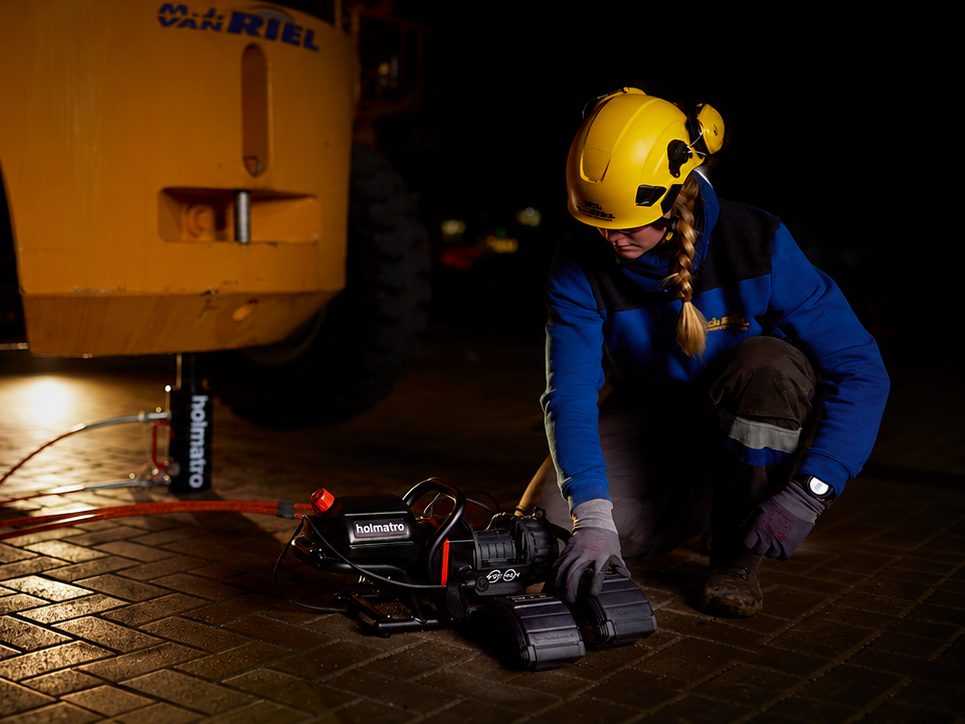 Holmatro-Hydraulikpumpe im Einsatz auf einer Baustelle bei Nacht